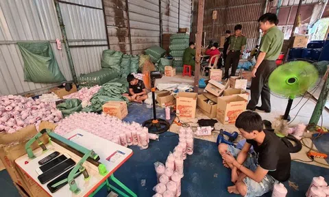 Lộ cơ sở trộn hóa chất thành nước tẩy rửa nhái thương hiệu nổi tiếng